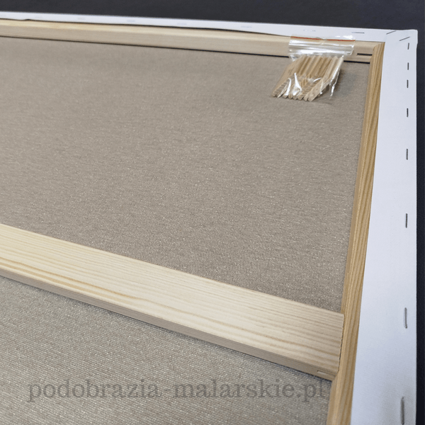 Zamów podobrazie malarskie wykonane dokładnie na wymiar. Wybierz interesujące Cię wymiary i stwórz idealną bazę do swojej pracy. Oferujemy solidne, starannie wykonane podobrazia, które sprawdzą się zarówno dla profesjonalnych artystów, jak i osób rozwijających swoją pasję.